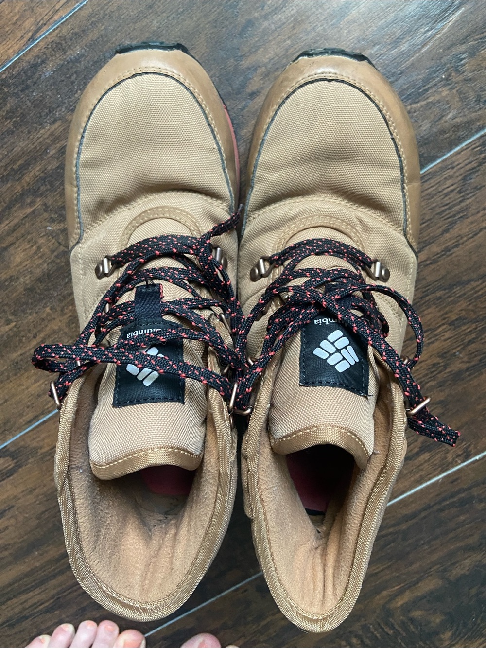 Columbia women Tan and Black Lace-Up Hiking Boots waterproof boots